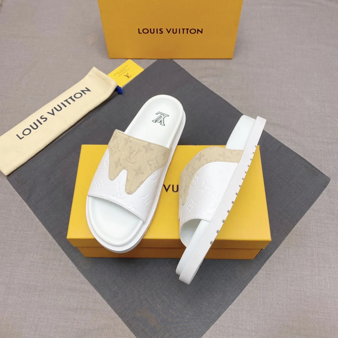 P300 🔍Top purchasing agent LV men's spring and summer slippers counter synchronization. The uppers are made of cowhide fabric imported from Italy, with logo graphics and high-quality craftsmanship. The soles are: original soles specially provided by the original factory. Exclusive molded soles are super comfortable. Original factory follow-up orders. 🔍🔍High quality. You can enter and leave the counter at will. Welcome to compare. Code number 38-45 No. 058